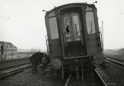 807692 Afbeelding van het ontspoorde rijtuig C 8509 van trein 1107, grotendeels bestaande electrische rijtuigen mat. ...